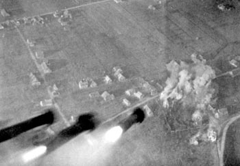 Piloot Jan Mathys van 609 squadron filmt zijn aanval op Wageningen (maart 1945)
